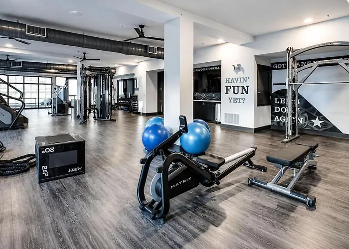 Elegant Stay, Pool, Gym And Comfort