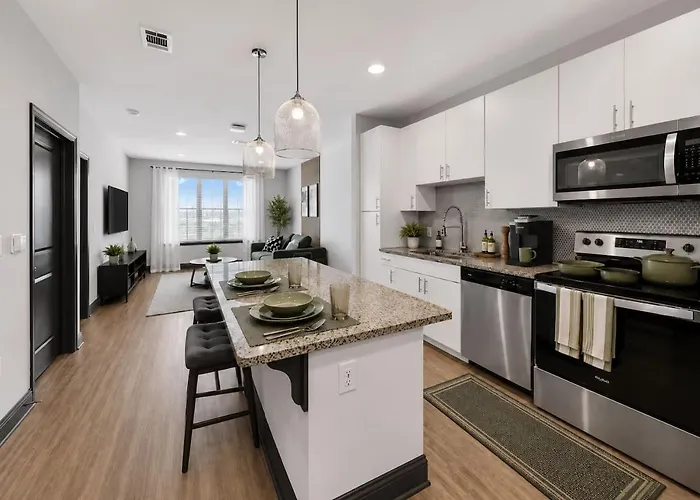 Elegant Stay, Pool, Gym And Comfort Apartment