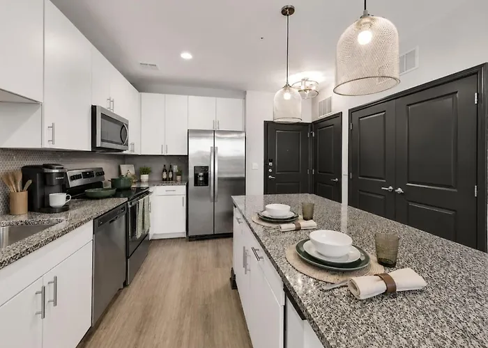 Elegant Stay, Pool, Gym And Comfort Apartment